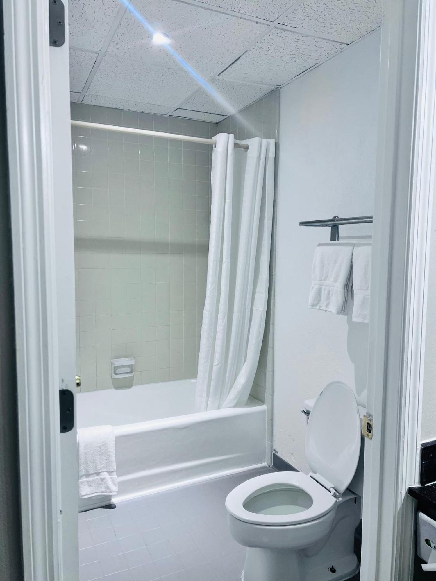 Budgetel Inn & Suites ดิลลาร์ด ภายนอก รูปภาพ
