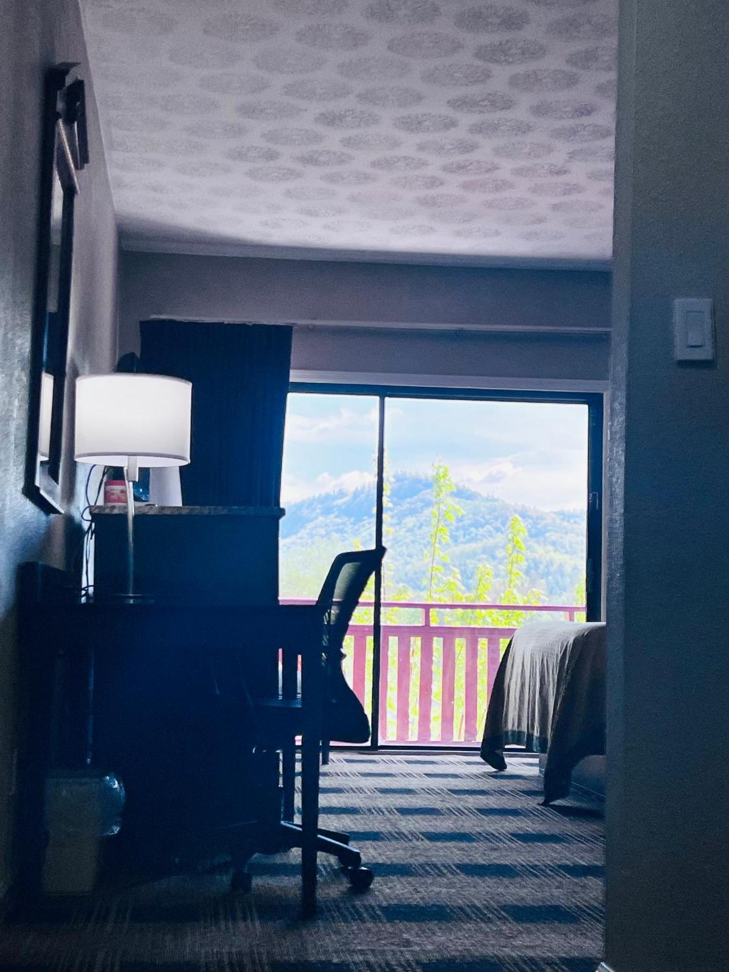 Budgetel Inn & Suites ดิลลาร์ด ภายนอก รูปภาพ