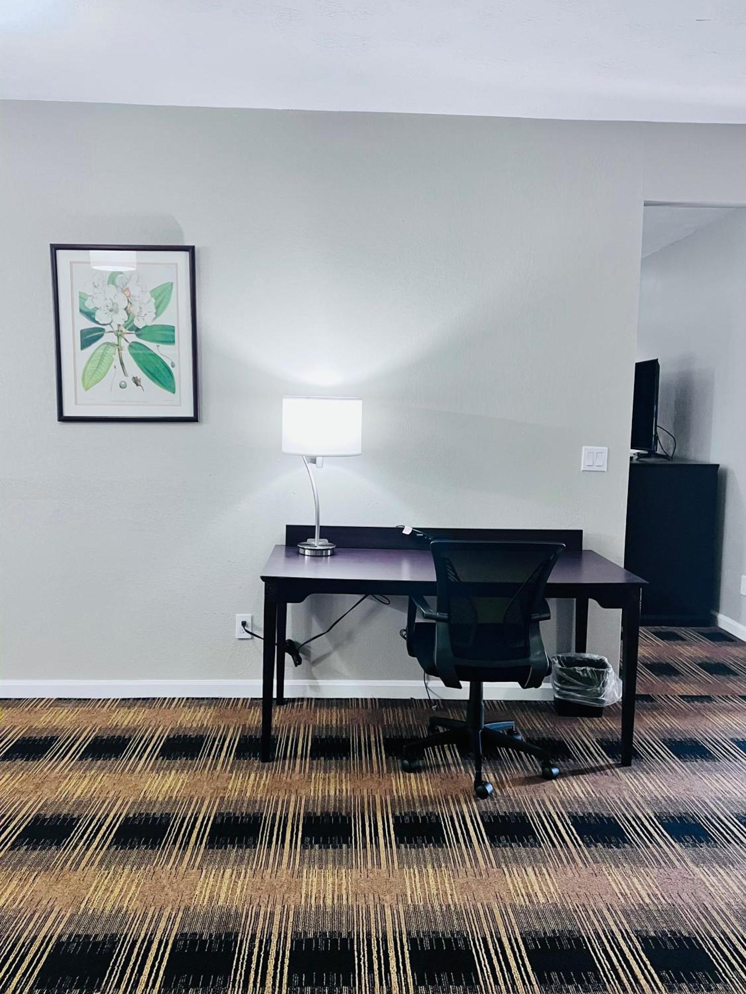 Budgetel Inn & Suites ดิลลาร์ด ภายนอก รูปภาพ